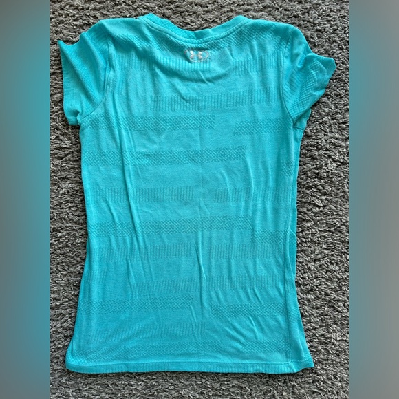 Under Armour Heat Gear Tshirt, Size XS - Picture 4 of 5
